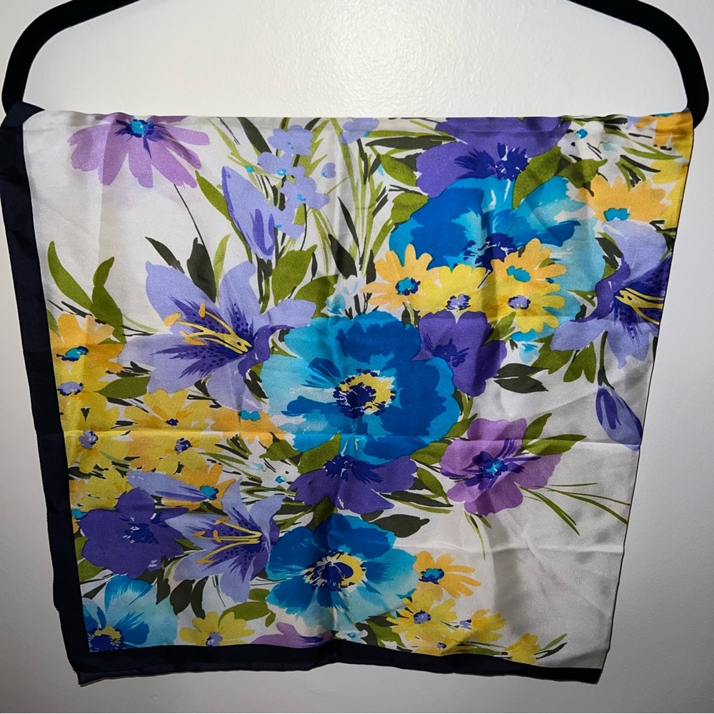 Oscar by Oscar de la Renta silk scarf. Excellent condition